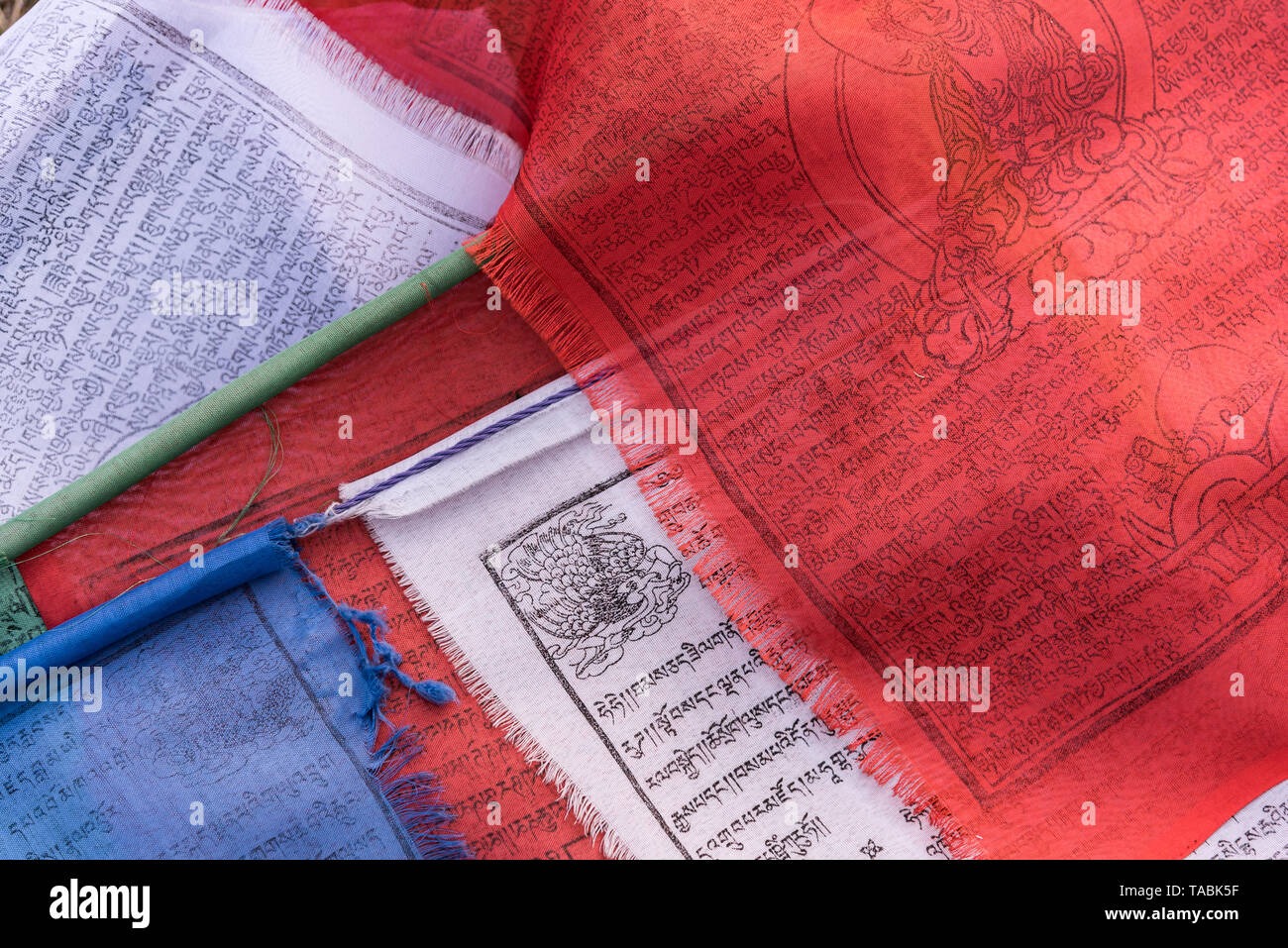 Nepalesische Skript schreiben von Dokumenten durch rote und blaue lokalen Stoffen abgedeckt. Stockfoto Nepalesische Skript schreiben von Dokumenten durch rote und blaue lokalen Stoffen abgedeckt. Stockfoto