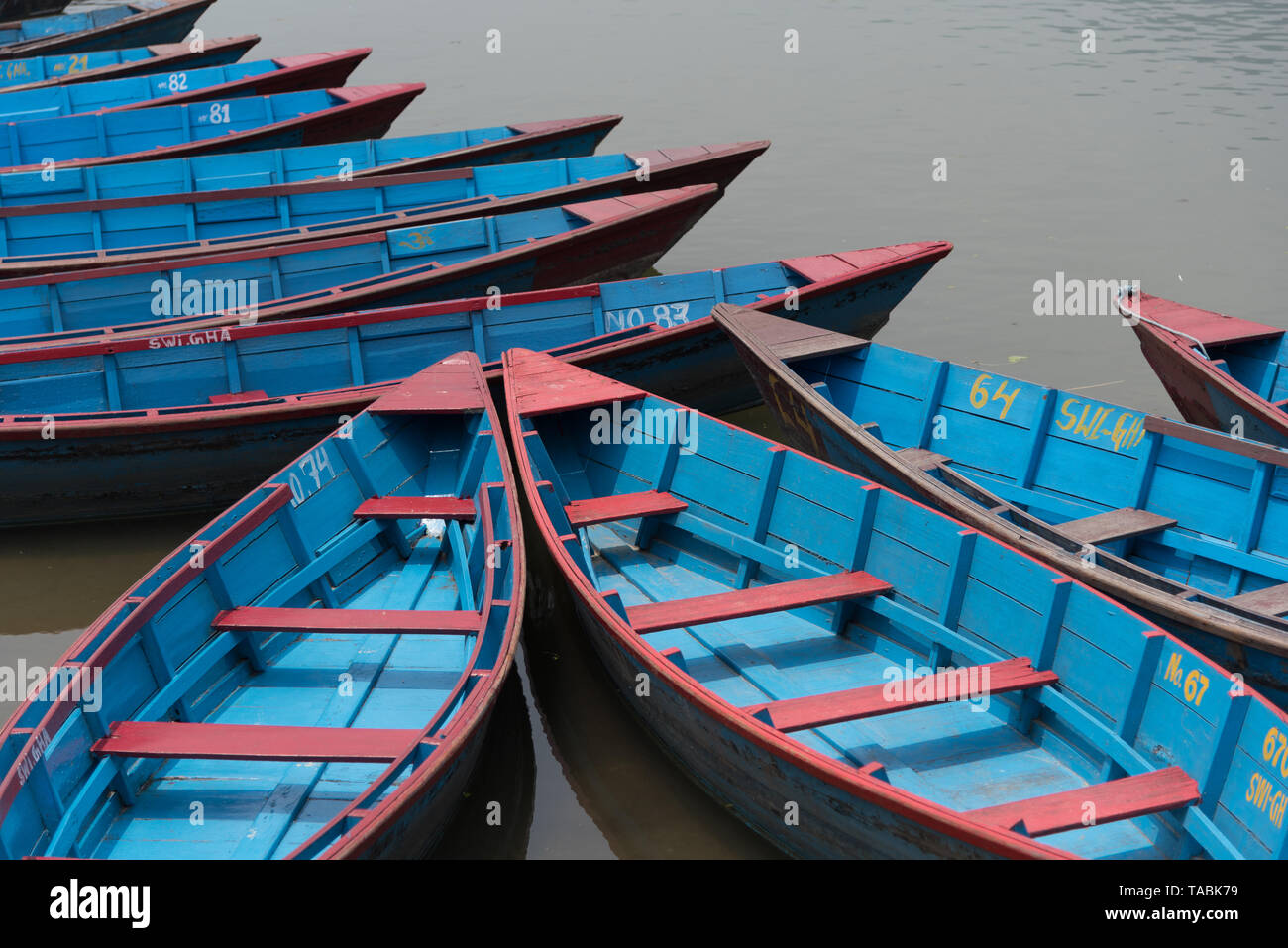 Hohen winkel Blick auf viele rote und blaue Zeile Boote an einem Dock. Stockfoto