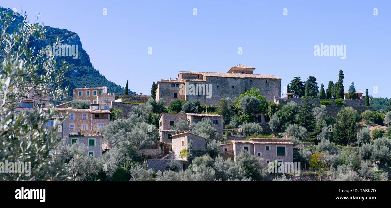 Low Angle View von verschiedenen Gebäuden hoch auf einige rolling Berge von Mallorca. Stockfoto