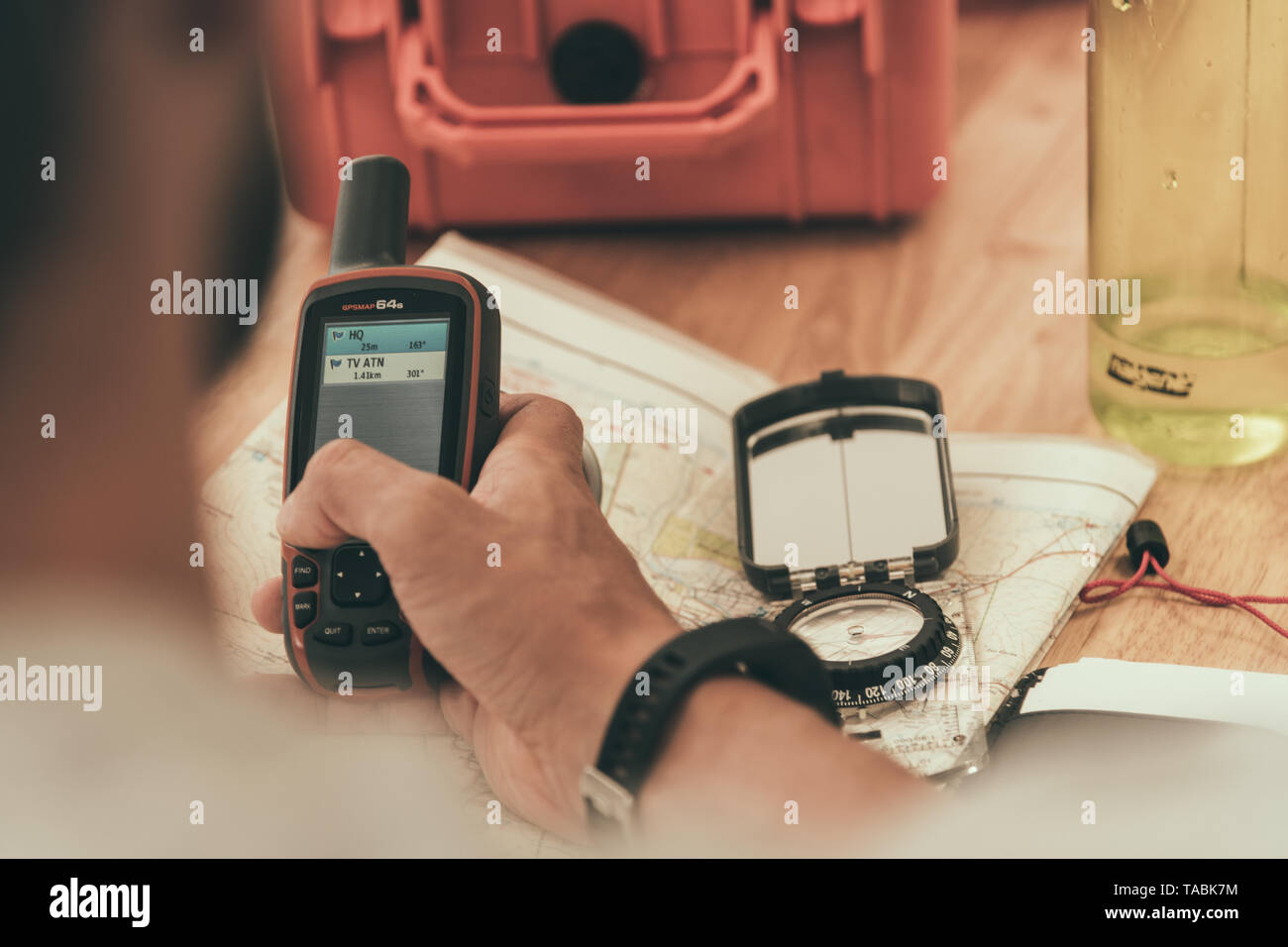Männliche Hände vorbereiten GPS, Kompass und Karten für ein Klettern Expedition. Stockfoto