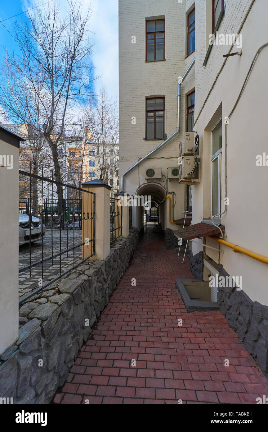 Arch des Hauses auf Arbat Straße in Moskau Stockfoto