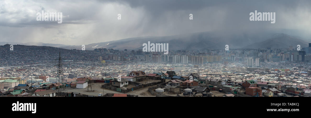 Panoramablick auf Mongolische Stadtbild gegen einen grauen Himmel. Stockfoto