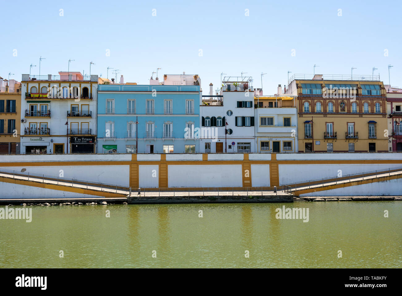 Gebäude auf dem westlichen Ufer des Canal de Alfonso XIII, Sevilla, Region Andalusien, Spanien Stockfoto