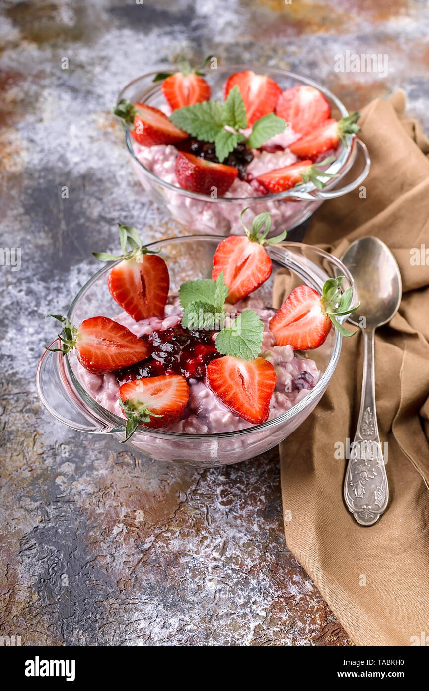 Leckeres Frühstück. Quark mit Marmelade, Joghurt, frische Erdbeeren und Minze Stockfoto