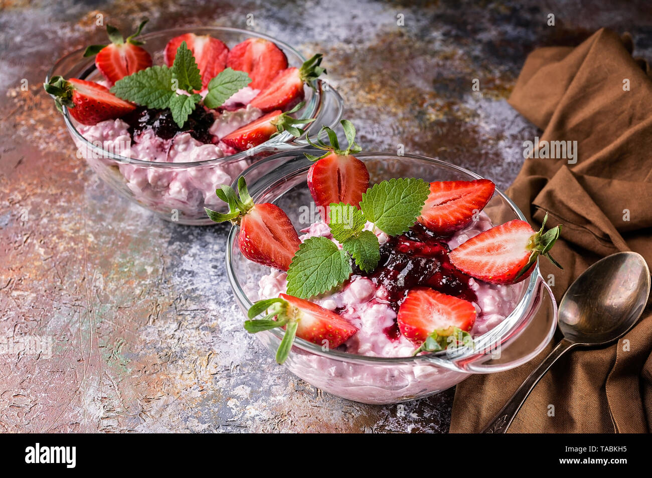 Leckeres Frühstück. Quark mit Marmelade, Joghurt, frische Erdbeeren und Minze Stockfoto