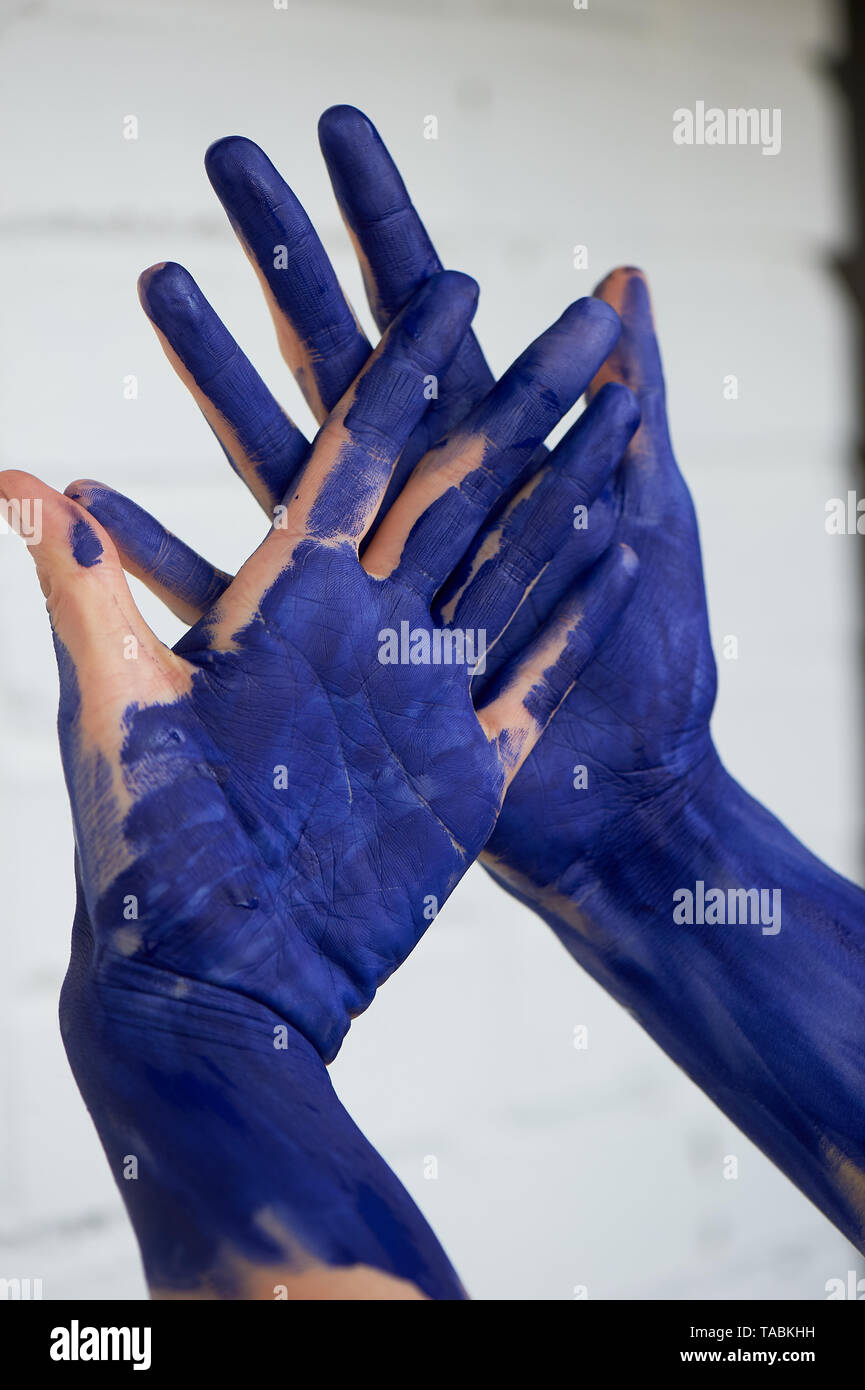 Hände in blauer Farbe, die Hände des Künstlers und kreative Person.Yoga für die Hände. Stockfoto