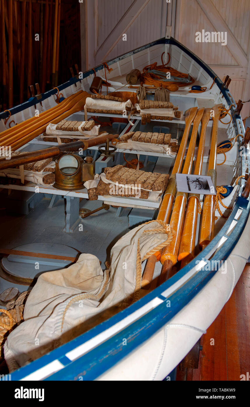 Rettungsboot, Maritime Museum; US-Life Saving equipment Display; Sleeping Bear Dunes National Lakeshore; Michigan; Glen Hafen; MI; Sommer; Vertikal Stockfoto