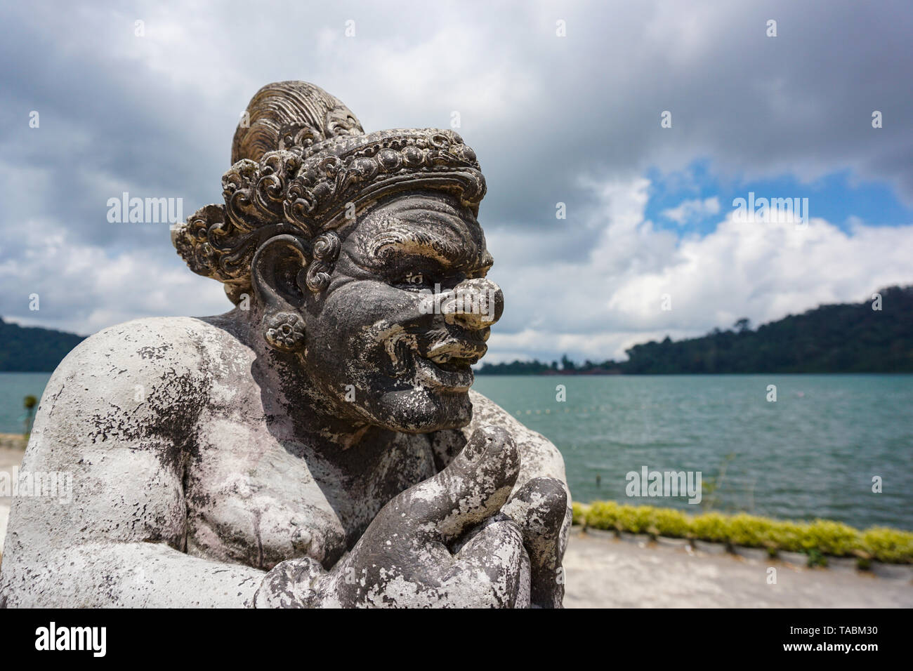 Nahaufnahme von einem halben Größe Stein geschnitzte Statue mit der Darstellung eines Kriegers Gott in balinesischen Hindus geistliche Tempel, Bali, Indonesien Stockfoto