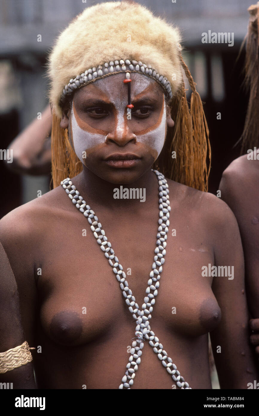 Asmat Personen: ethnische Gruppe leben in der Provinz Papua in Indonesien, entlang der Arafura Meer. Asmat Frau, Dorf Bewar Laut. Foto aufgenommen von Stockfoto