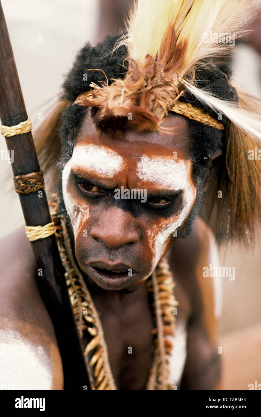 Asmat Personen: ethnische Gruppe leben in der Provinz Papua in Indonesien, entlang der Arafura Meer. Asmat Mann, Dorf Bewar Laut. Foto: Fra genommen Stockfoto