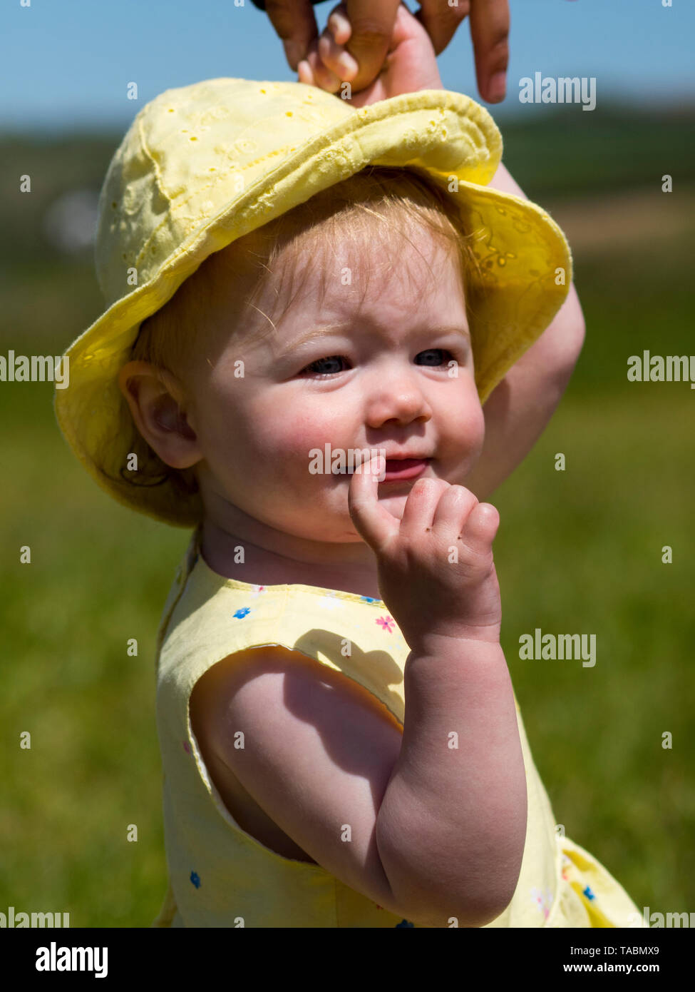 Baby Mädchen in einem gelben Kleid. Stockfoto