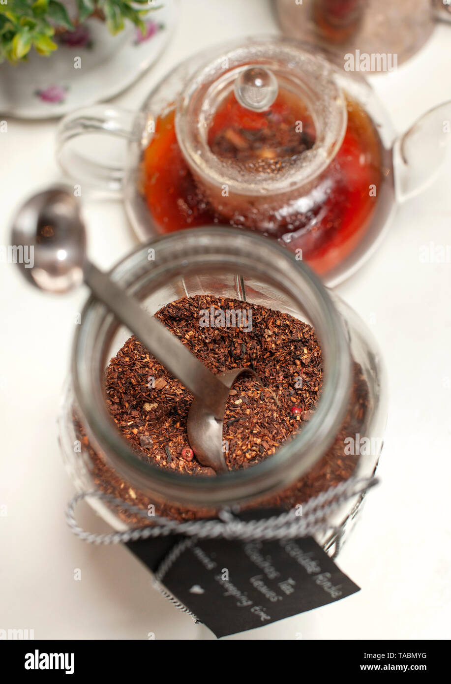 Ein Glas Schokoladenfondue Rooibos Tee Blätter in den vier und zwanzig Cafe in Kapstadt. Stockfoto