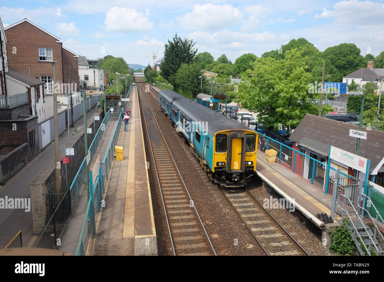 Mai 2019 - Ländliche Zug eintrifft atSt Cathay's Station, in der Nähe von Cardiff Universität und Studentenwerk Stockfoto