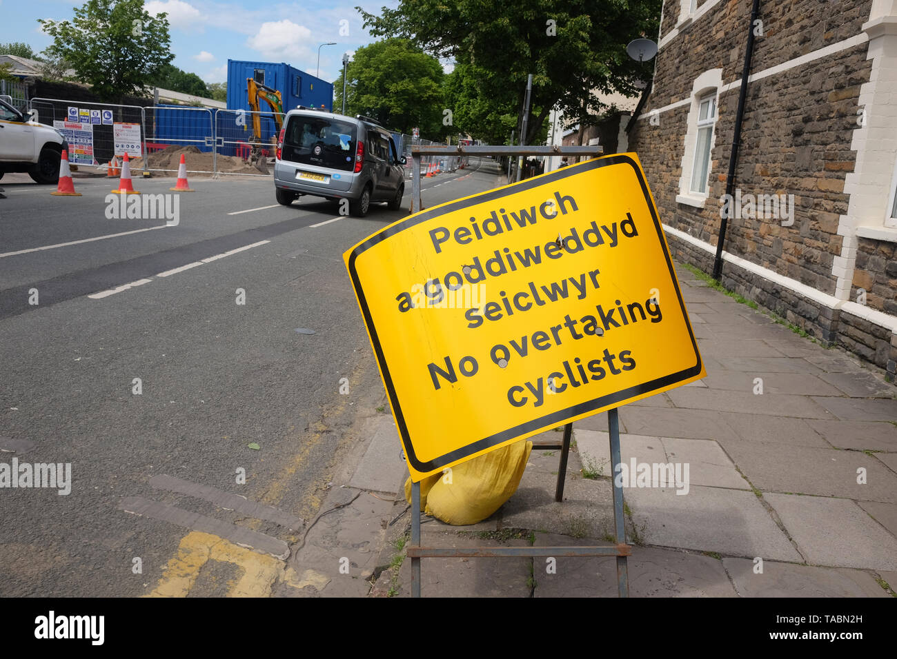 Mai 2019 - Wegweiser für Radfahrer schild Überholverbot auf der Straße arbeitet in Cardiff Stockfoto