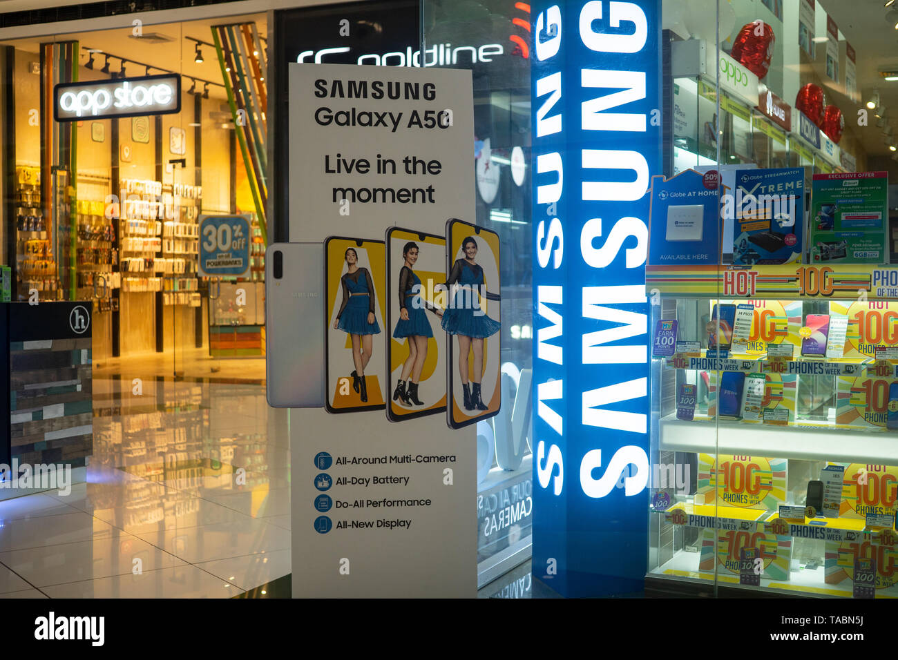 Signage Werbung das Samsung Galaxy 50 Mobiltelefone in einem philippinischen Shopping Mall. Stockfoto