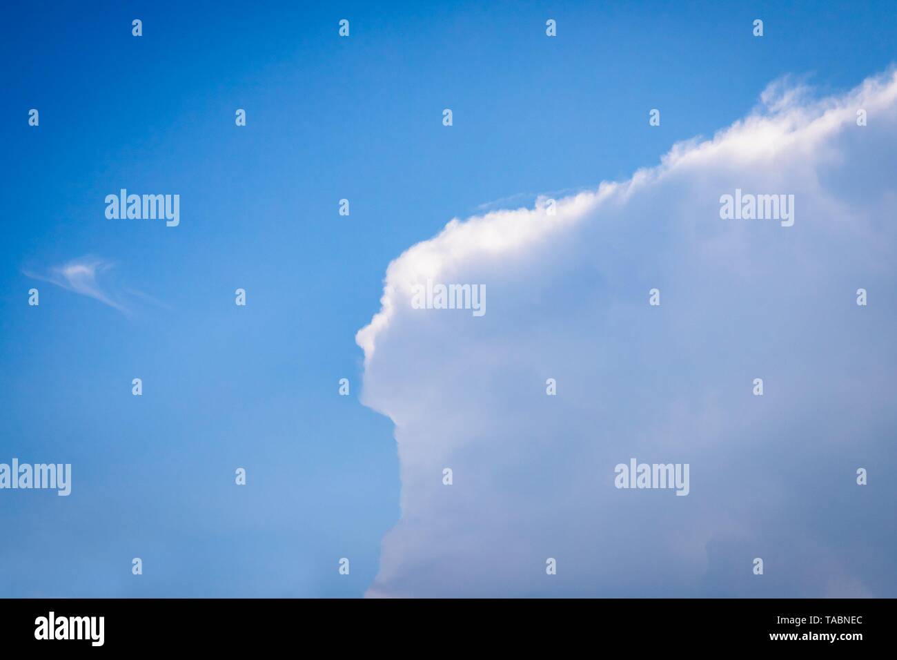 Schöne Wolke in der Form einer Frau mit langem Haar. Farbe blau Himmel Hintergrund. Platz kopieren Stockfoto