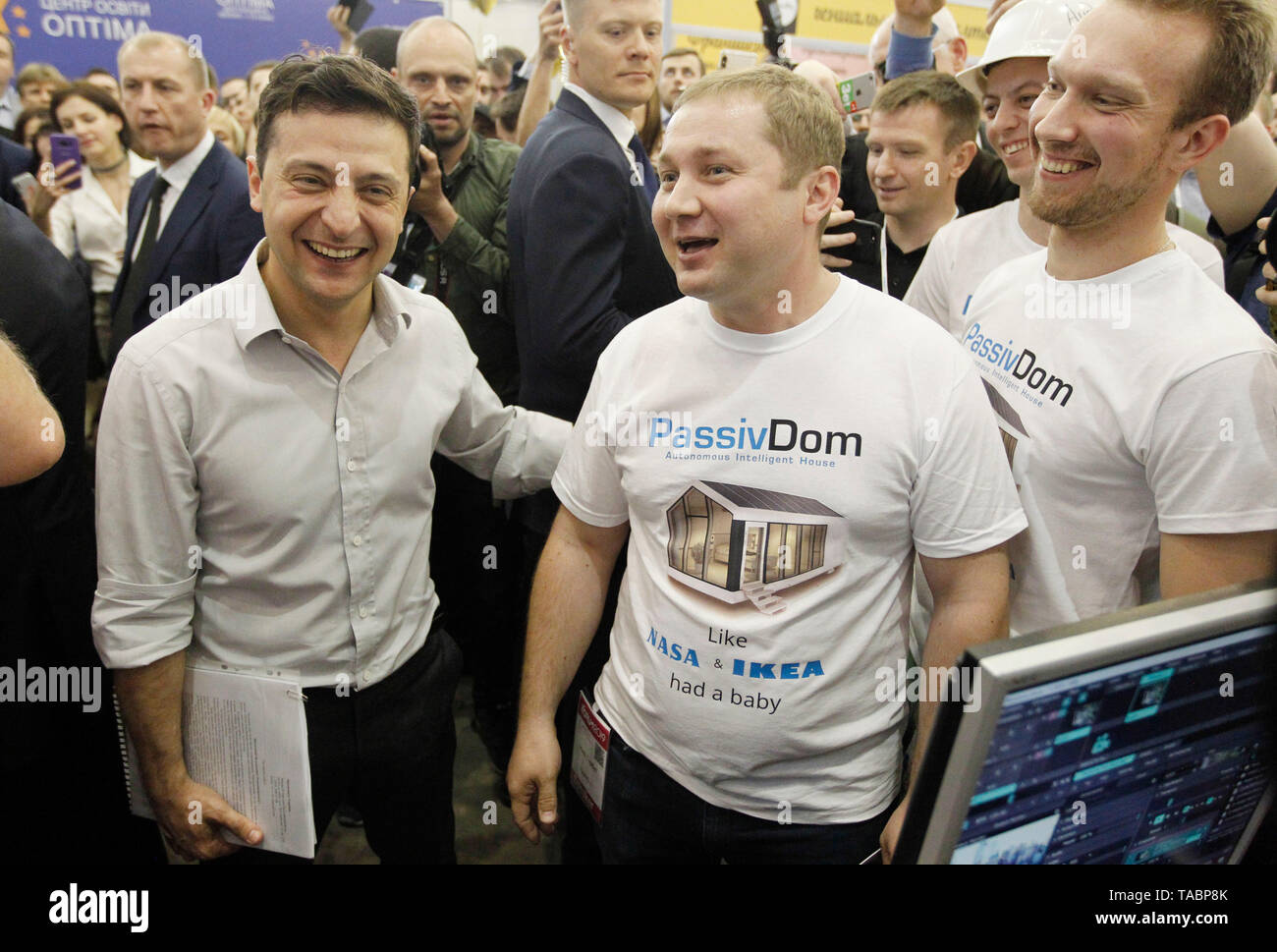 Volodymyr Zelensky (L) ist die Teilnahme an der Ukrainischen Forum. Der Präsident der Ukraine Volodymyr Zelensky besucht und sprach bei der Ukrainischen Forum der Netizen, IForum 2019 mit dem Thema: "Innovationen" Erhalter - wir gestalten die Zukunft gemeinsam". Ukrainische Forum für Internet Profis ist eine soziale Bewegung, die von einer Gruppe von Enthusiasten. Es ist für die Probleme der Entwicklung des Internet gewidmet, und deckt das gesamte Spektrum der Themen. Stockfoto