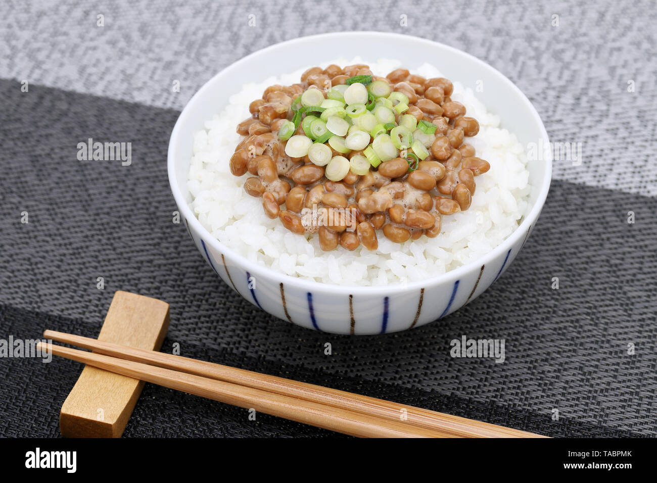 Japanische gekochten Reis mit Natto Stockfoto