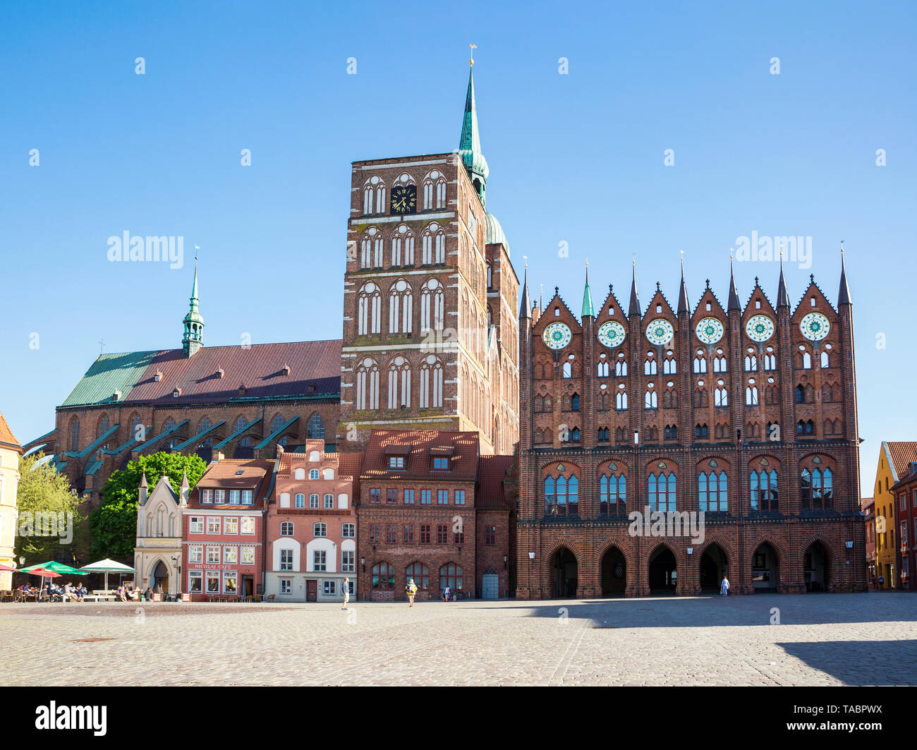 Deutschland, Mecklenburg-Vorpommern, Stralsund, Altstadt, St. Nikolaus Kirche und Rathaus. Stockfoto