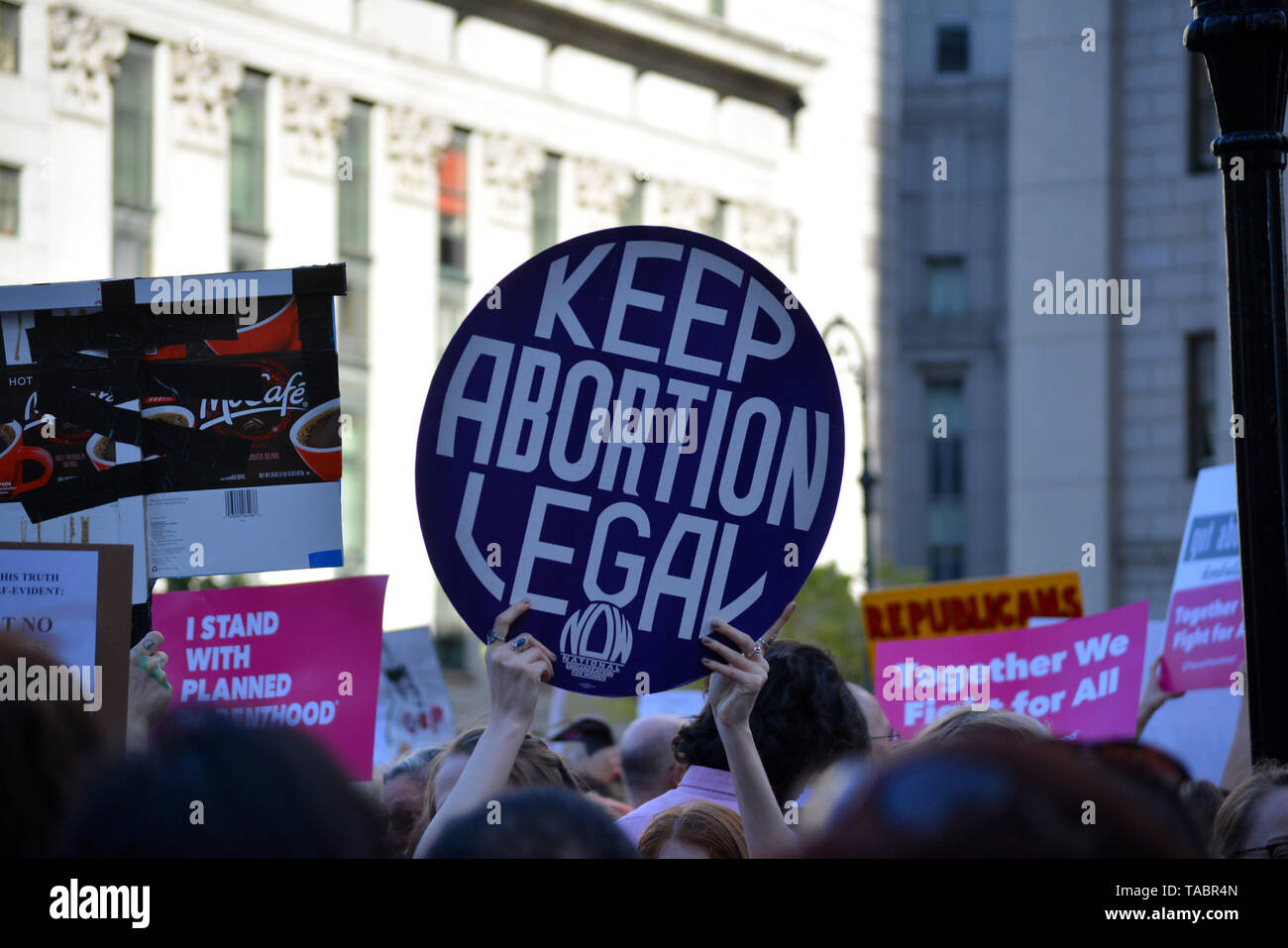 Rallye in Reaktion auf die Welle der Rechtsvorschriften das Verbot von Abtreibungen in den Usa in New York City. Stockfoto