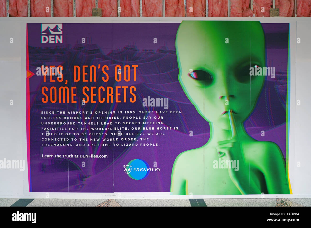 DENVER, CO-11 MAI 2019 - Blick auf lustige Verschwörungstheorie Poster am Denver International Airport, oder DIA (DEN), am Fuß der Rocky Mountains. Stockfoto