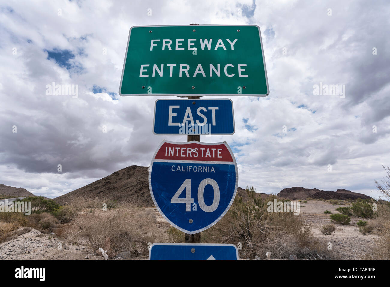 Die Interstate 40 East Freeway auf Rampe Zeichen in der Nähe des Mojave National Preserve in Südkalifornien. Stockfoto