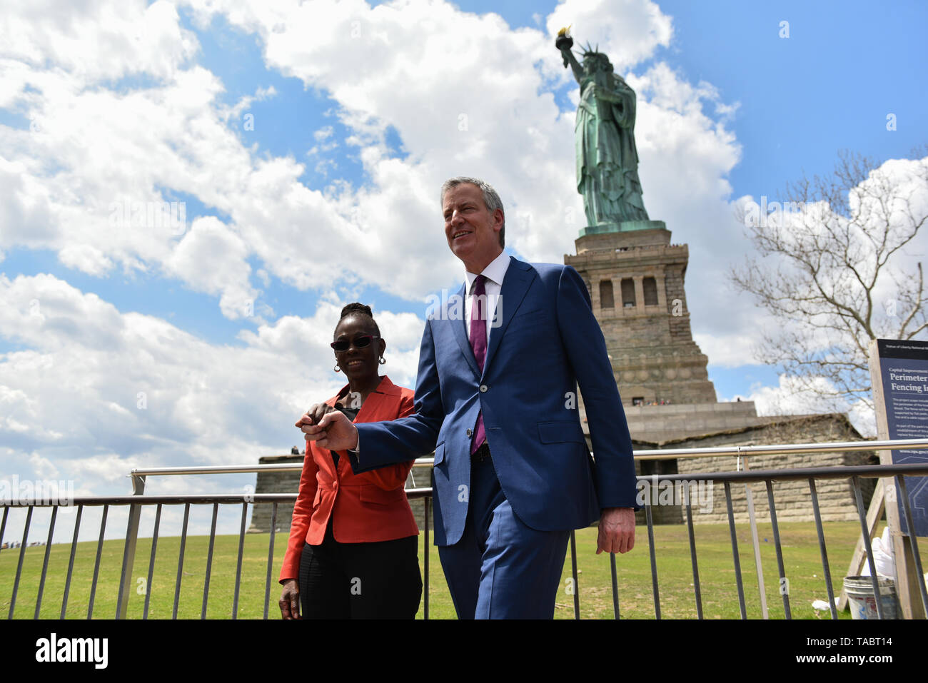Chirlane McCray und New York City Bürgermeister Bill De Blasio nehmen an der Freiheitsstatue Museum Einweihung der Freiheitsstatue Museum am 16. Mai Stockfoto
