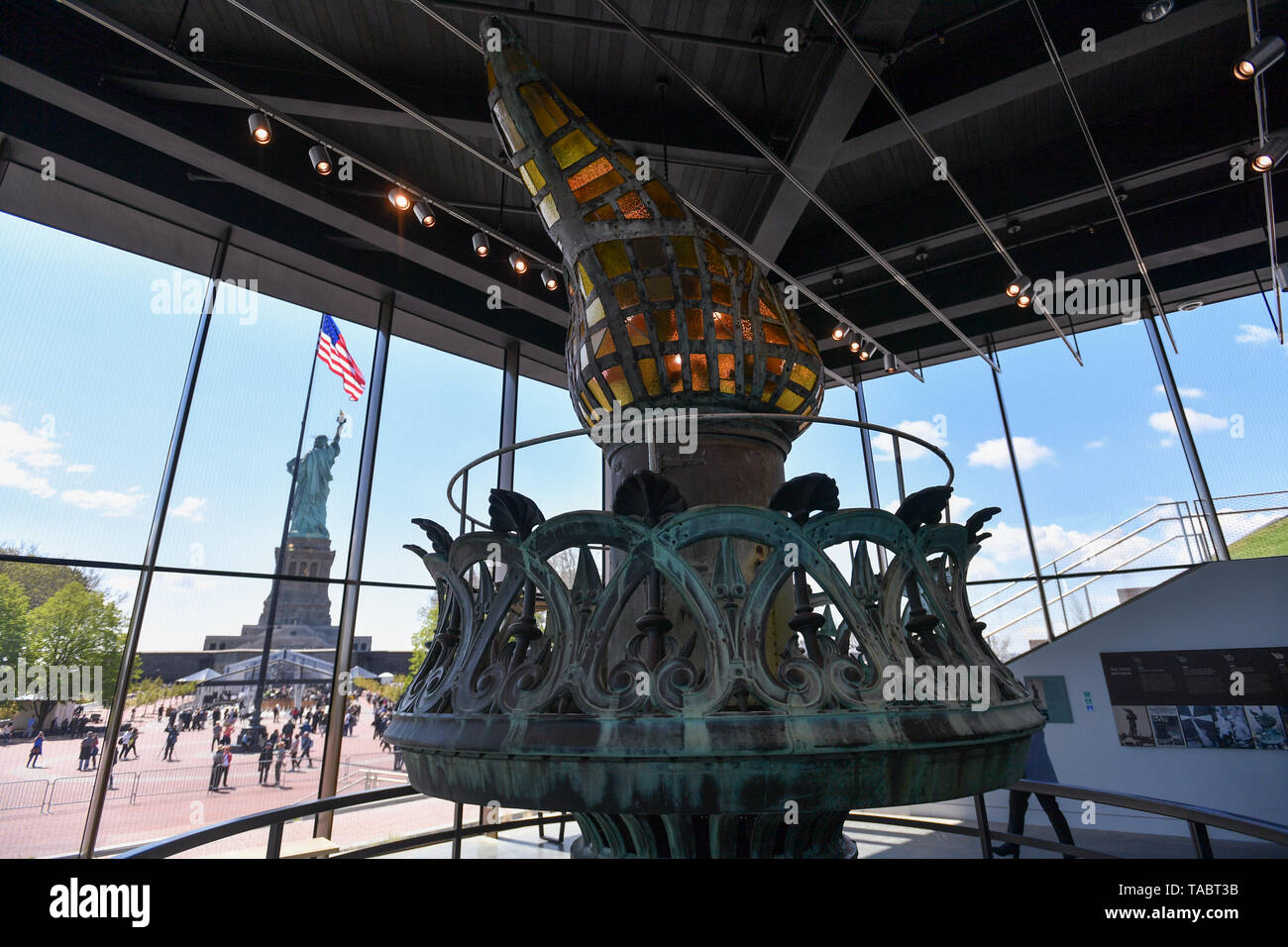 Ein Blick auf die Fackel die Freiheitsstatue Museum am 16. Mai 2019 in New York City. Stockfoto