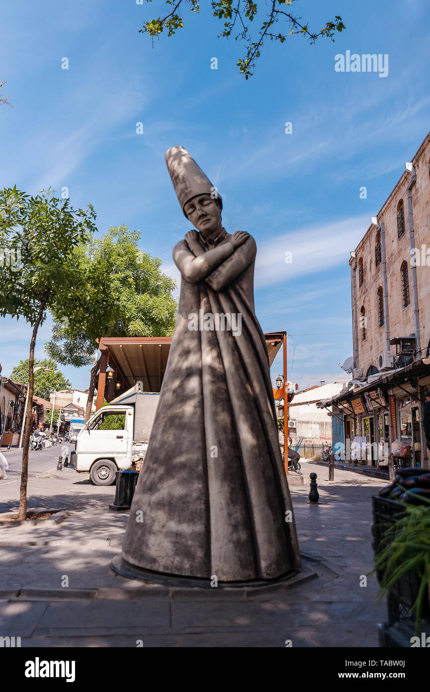 Mevlevi Skulptur in der Straße von sahinbey Bezirk von Gaziantep Altstadt. Skulptur liegt in der Nähe von mevlevi Lodge. Stockfoto