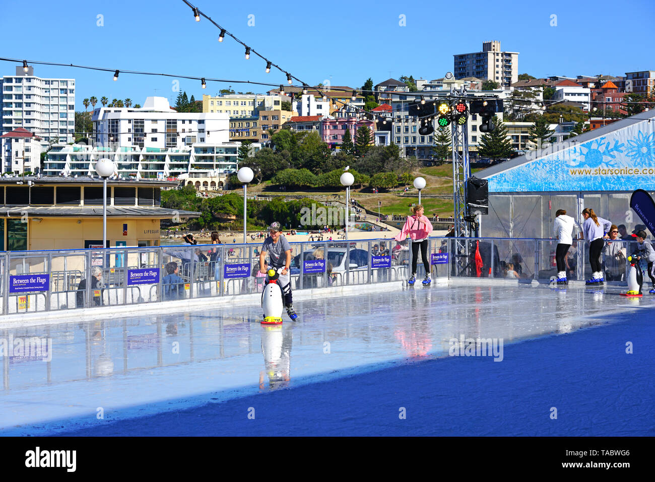BONDI BEACH, AUSTRALIEN - 18 May 2018 - Blick von der Bondi Winter Magic Eisbahn 2018 und Winter Sport am Bondi Beach im Juli außerhalb von Sydney. Stockfoto