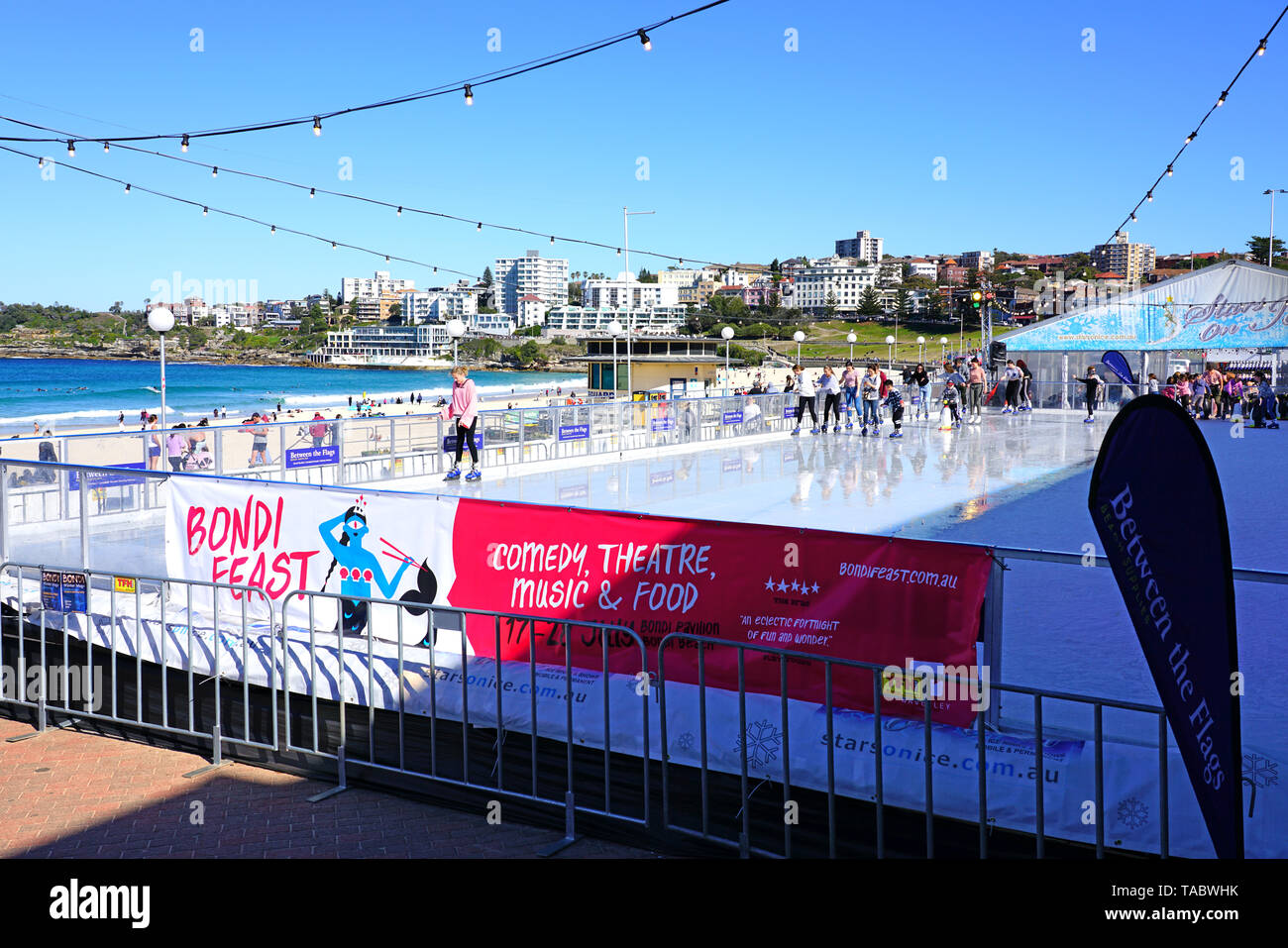 BONDI BEACH, AUSTRALIEN - 18 May 2018 - Blick von der Bondi Winter Magic Eisbahn 2018 und Winter Sport am Bondi Beach im Juli außerhalb von Sydney. Stockfoto