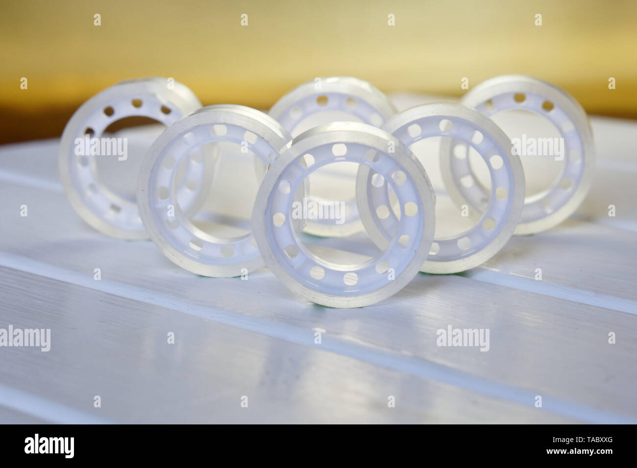 Scotch Klebeband auf weißem Holz- und goldenem Hintergrund. Artikel für Büro arbeiten. Bild horizontal Stockfoto