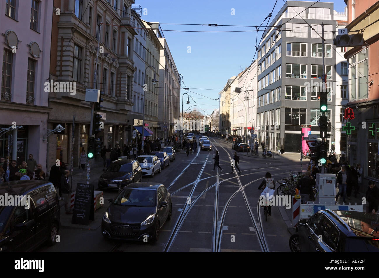 Durch die Straßen von Berlin. Berlin ist heute eine sehr coole und inspirierende Stadt. Seine Mischung aus Geschichte, Kunst, Ausdruck, Kreativität und Modernität. Stockfoto