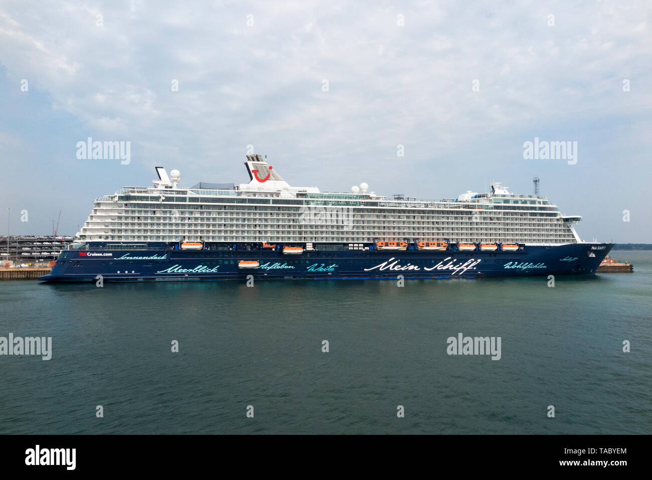 Kreuzfahrtschiff Mein Schiff 3 (englisch: "Mein Schiff 3"), dargestellt in Southampton Hafen / am Hafen ist. Schiff ist im Besitz & von TUI Cruises. (99) Stockfoto