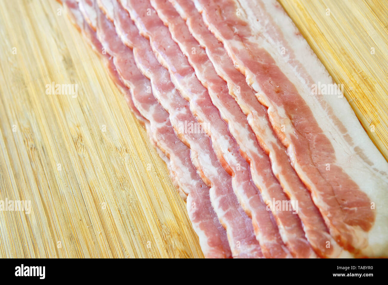 Dnn geschnittenen Speck auf einem Bambus Schneidebrett. Tageslicht  Stockfotografie - Alamy