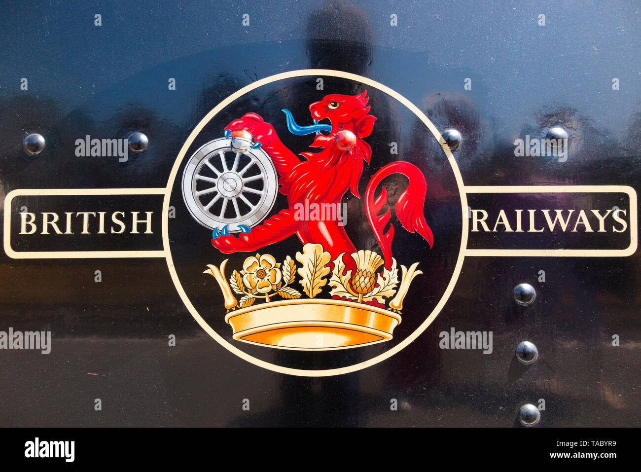 British Railways Lion und Rad Crest (Nickname: Frettchen & Dartboard) Crest auf einen Zug mit der Isle of Wight Steam Railway. UK. (99) Stockfoto