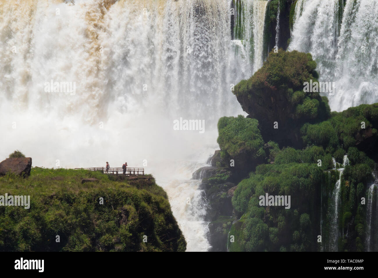 Touristen in der Nähe von riesigen Wasserfall in Iguazu National Park, Argentinien Stockfoto