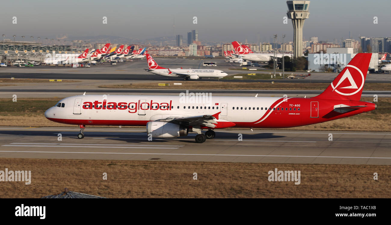 ISTANBUL, Türkei - 08 Dezember, 2018: AtlasGlobal Airlines Airbus A 321-231 (CN806) hebt ab Flughafen Istanbul Atatürk. AtlasGlobal hat 18 Flotte Stockfoto