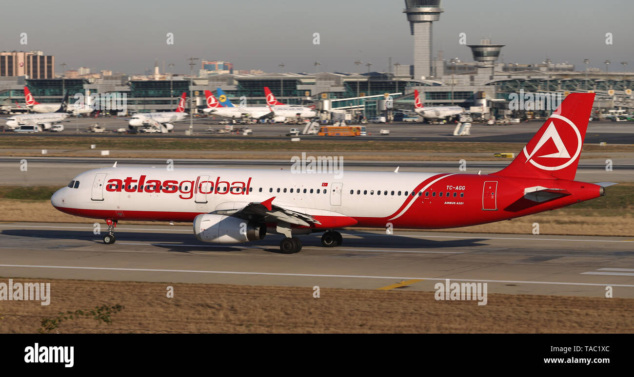 ISTANBUL, Türkei - 08 Dezember, 2018: AtlasGlobal Airlines Airbus A 321-231 (CN806) hebt ab Flughafen Istanbul Atatürk. AtlasGlobal hat 18 Flotte Stockfoto