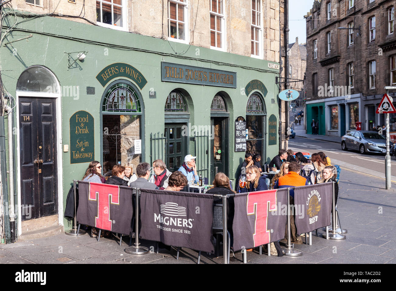 Kunden in der Sitzecke im Freien außerhalb der Auld Jock Küche, ein Pub serviert Essen in West Bogen in den Grassmarket Lage in der Altstadt von Edinburgh Stockfoto