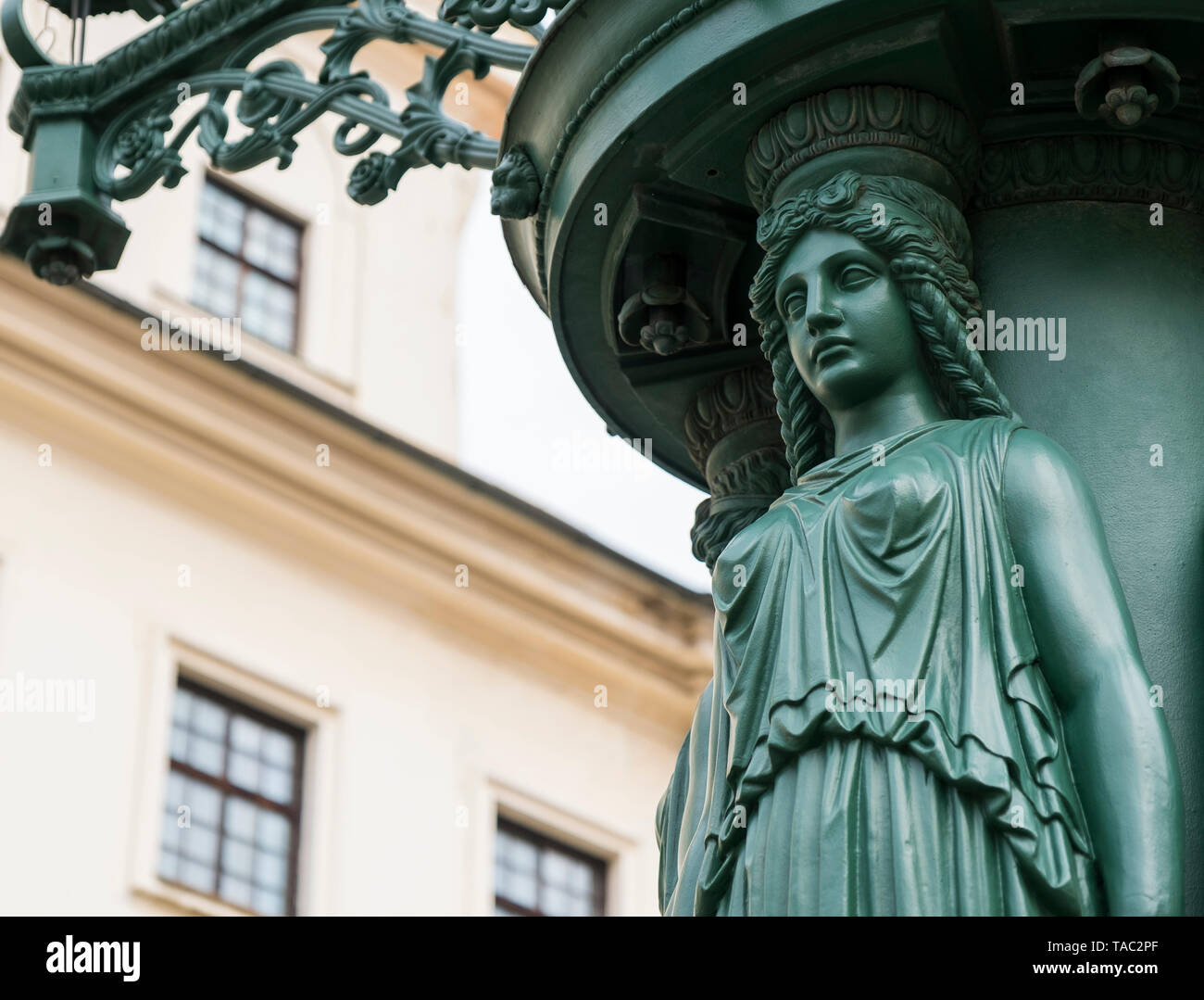 Detail einer reich verzierten Straßenlaterne auf der Prager Burg. Stockfoto