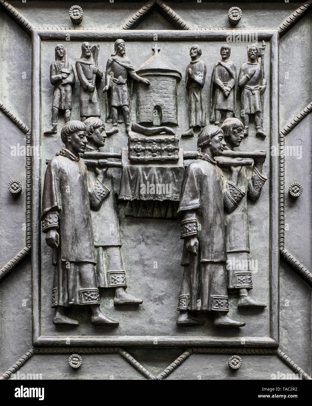 Ein Detail der Bronze verzierte Türen des St. Veitsdom, Prag, Tschechische Republik, Europa Stockfoto