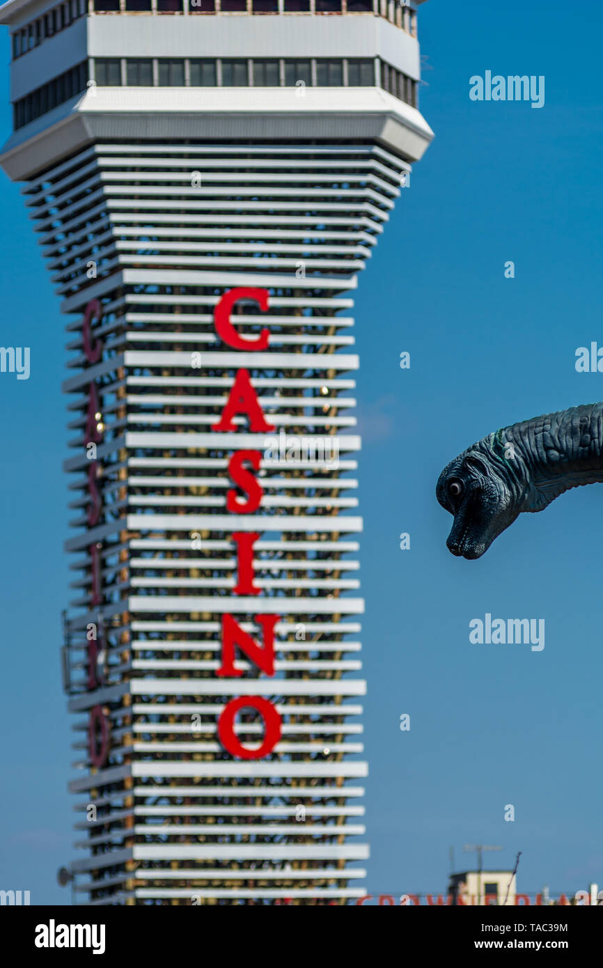 Dinosaurier langen Hals neben casino Gebäude Stockfoto
