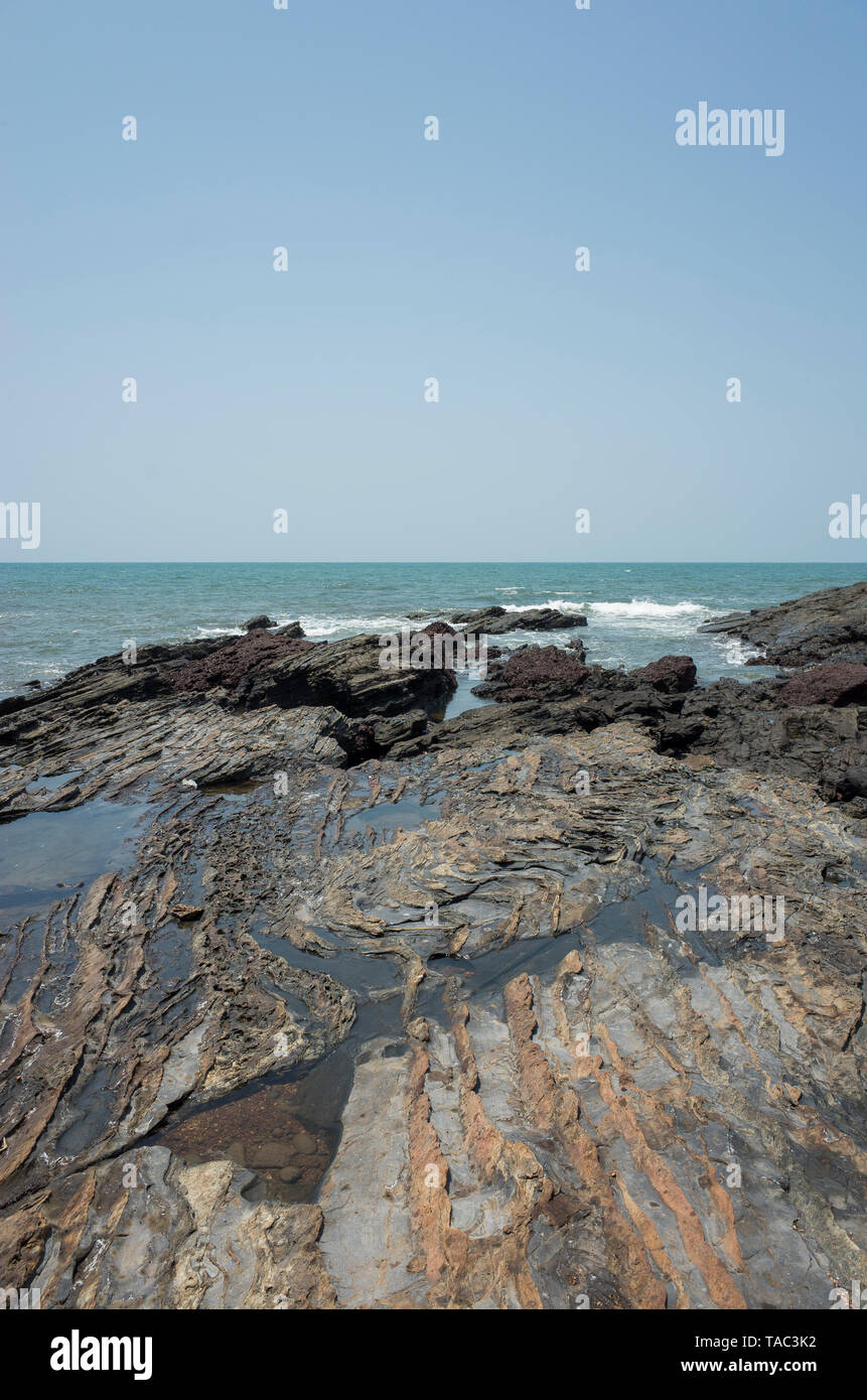 Anjuna Beach im Norden von Goa, Indien. Beliebte strand ferien Destination in Goa. Details der Küste. Stockfoto