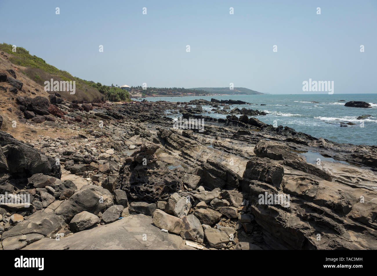 Anjuna Beach im Norden von Goa, Indien. Beliebte strand ferien Destination in Goa. Details der Küste. Stockfoto
