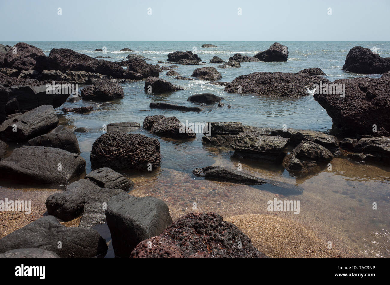 Anjuna Beach im Norden von Goa, Indien. Beliebte strand ferien Destination in Goa. Details der Küste. Stockfoto