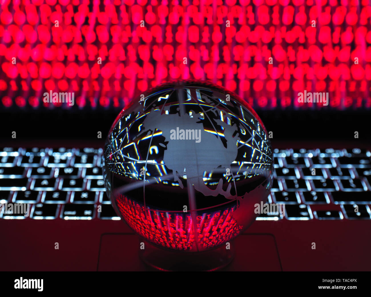 Globus veranschaulicht das Amerika auf einem Laptop Computer mit Bildschirm durch eine Cyber Attack angesteckt worden Stockfoto