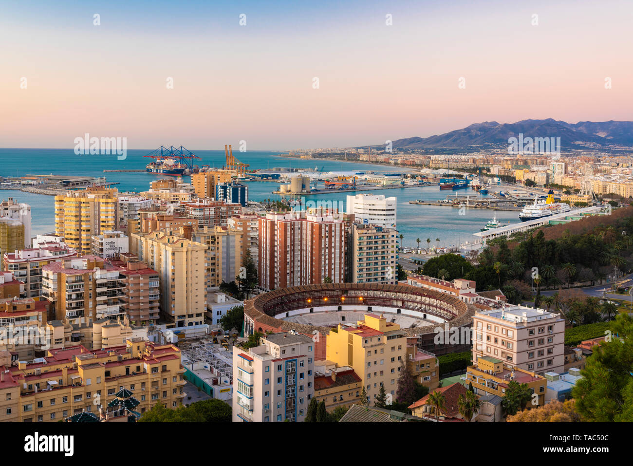Spanien, Malaga, Blick auf den Hafen und La Malagueta von Sunrise Stockfoto