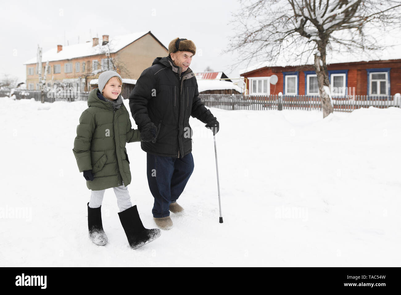 Großvater und Enkel gemeinsam Wandern im Schnee. Stockfoto