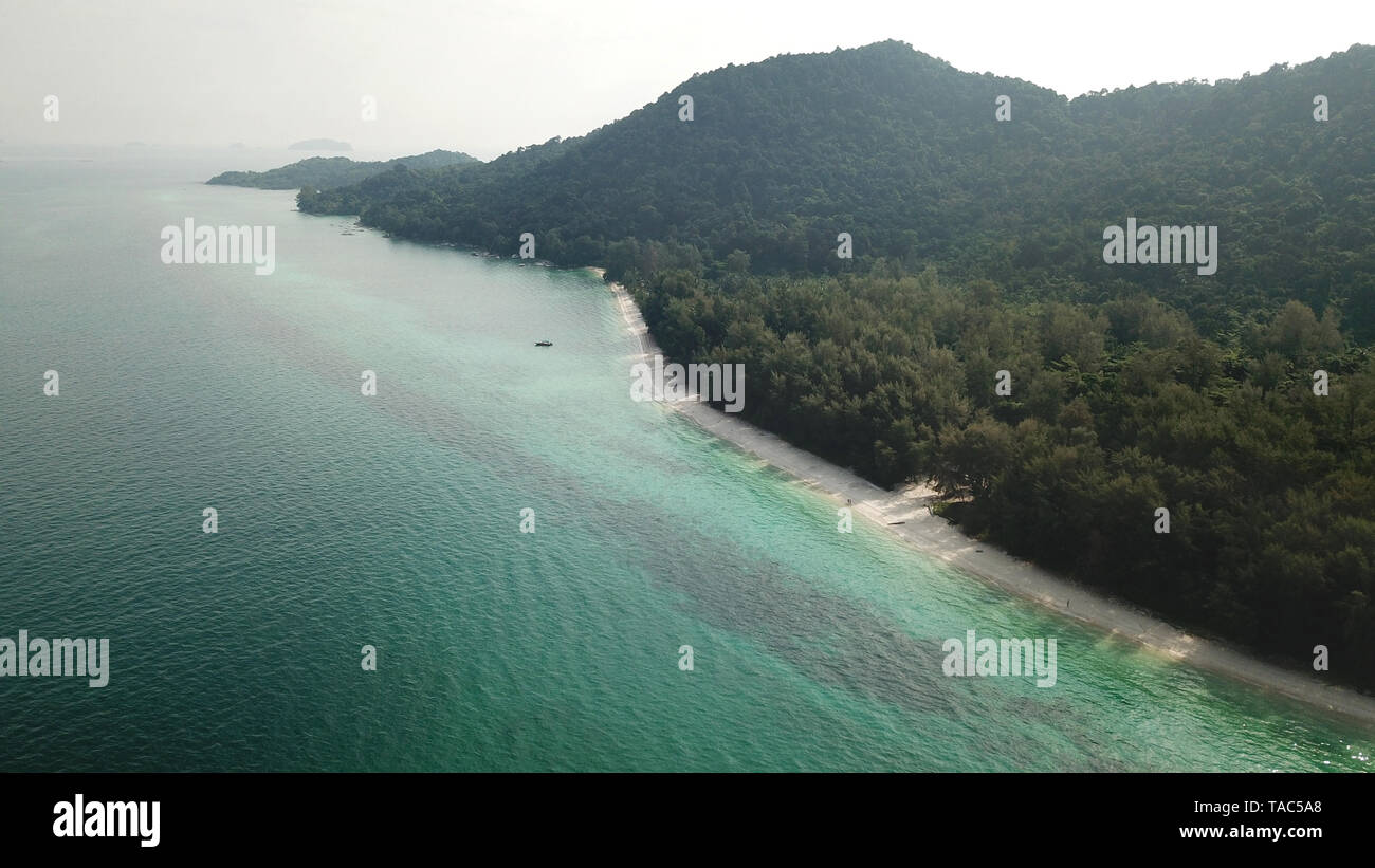 Drone Ansicht der tropischen Insel Pulau Besar in Malaysia Stockfoto